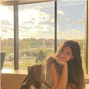 Chica joven con el B2 preparándose para el C1 de inglés
